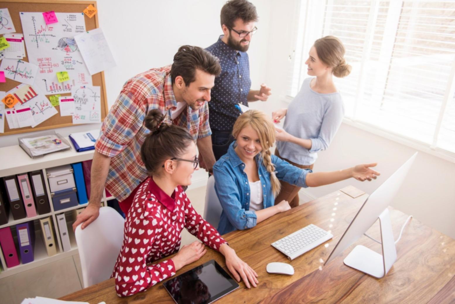 Espace de formation avec tableaux et matériel pédagogique
