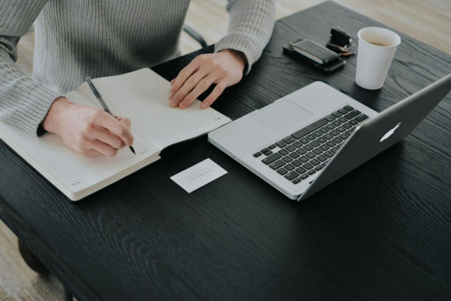 Analyse de documents budgétaires avec annotations et marqueurs