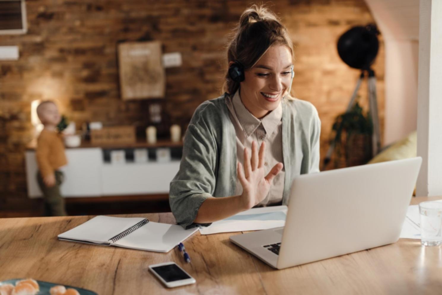 Documentation financière organisée sur un bureau professionnel